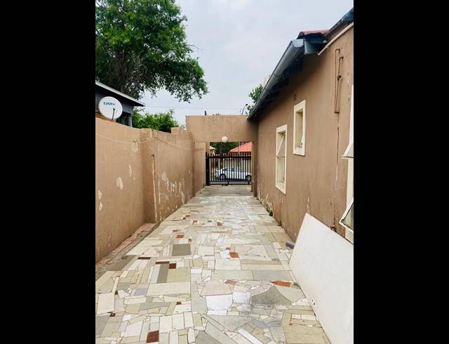 8 BEDROOM HOUSE FOR SALE IN ROSETTENVILLE
